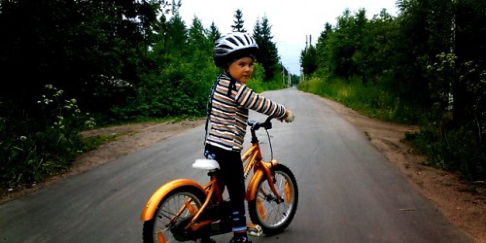 Научить ребенка ездить на велосипеде