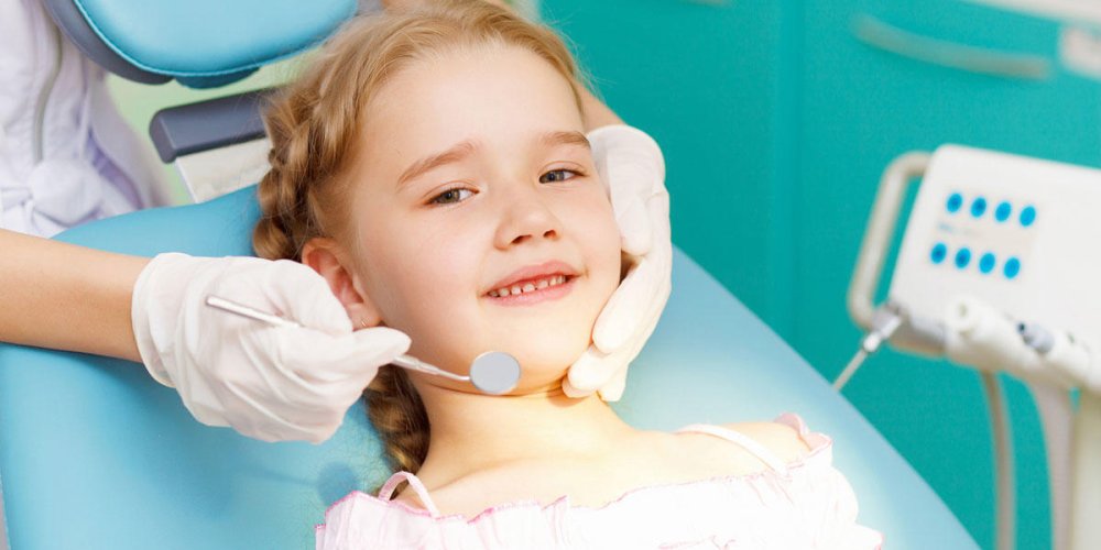 Стоит ли лечить молочные зубы у детей