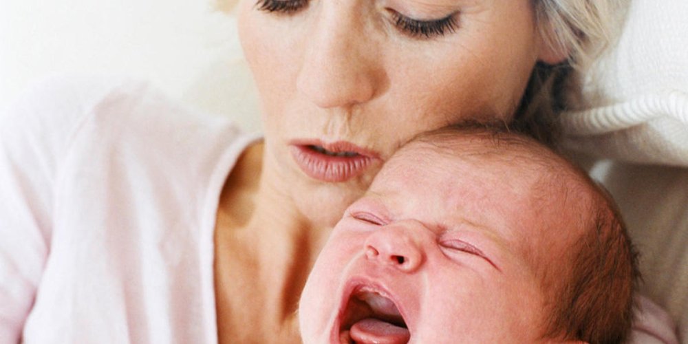 Новорожденный ребенок плачет, причины