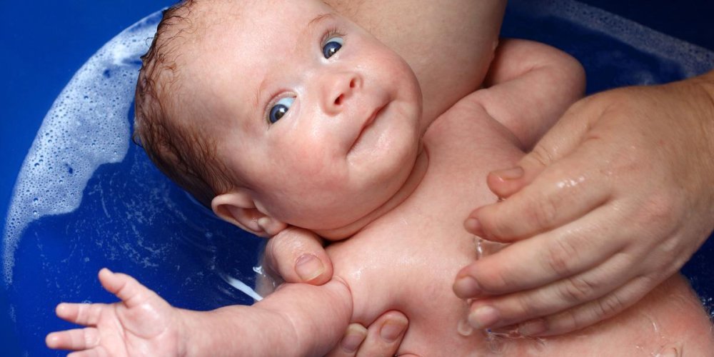 Водные процедуры для новорожденного