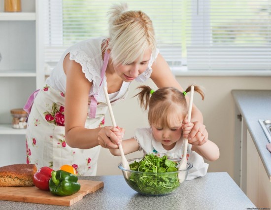 Ребенок на кухне: опасно или полезно?2