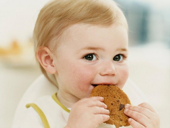 Как научить малыша есть самостоятельно3