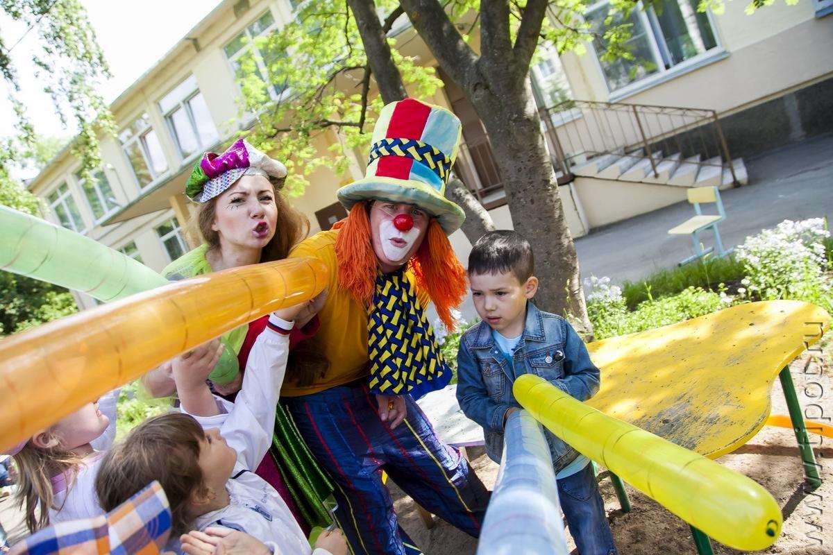 Клоун на детском празднике 1 июня. Аниматоры на 1 сентября. Аниматор (актёр). Дети и клоун на улице.